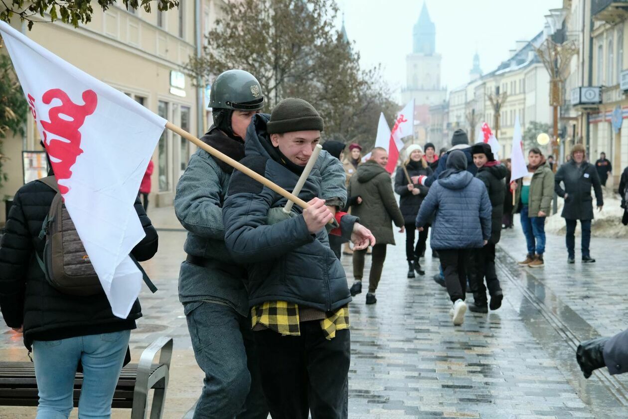  Rekonstrukcja wprowadzenia stanu wojennego (zdjęcie 10) - Autor: DW