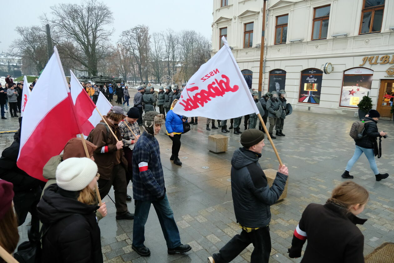  Rekonstrukcja wprowadzenia stanu wojennego (zdjęcie 42) - Autor: DW