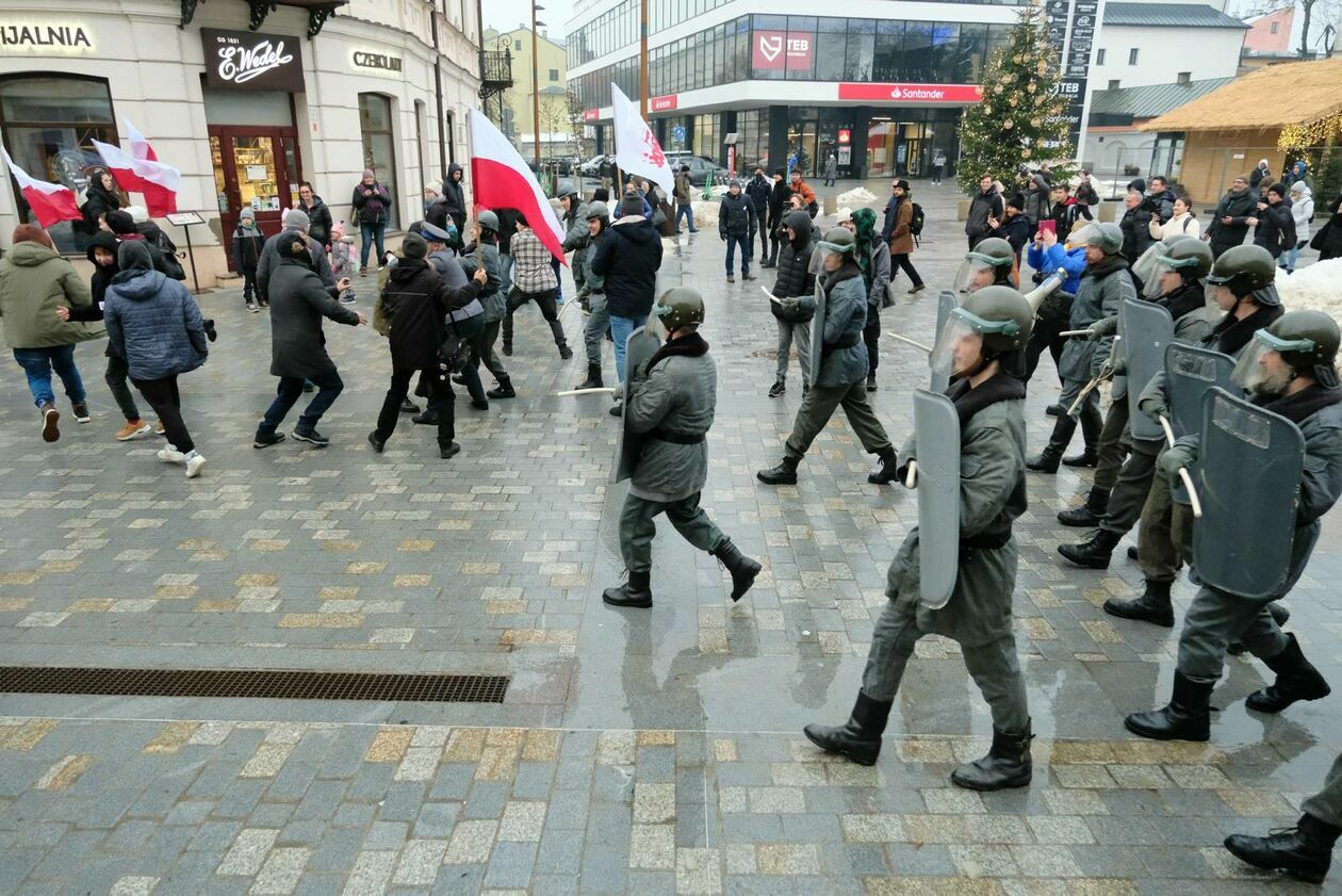  Rekonstrukcja wprowadzenia stanu wojennego (zdjęcie 13) - Autor: DW