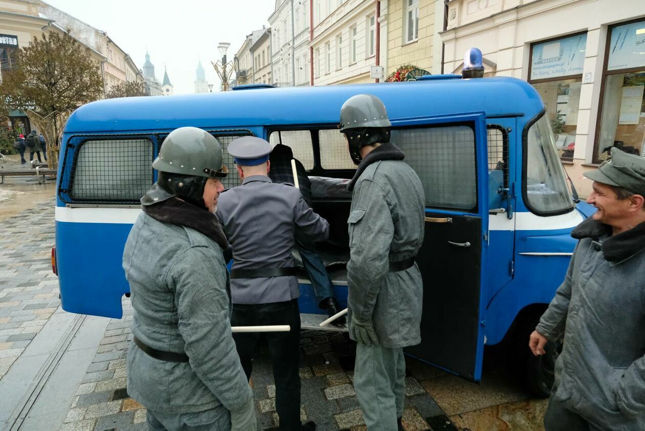  Rekonstrukcja wprowadzenia stanu wojennego (zdjęcie 16) - Autor: DW