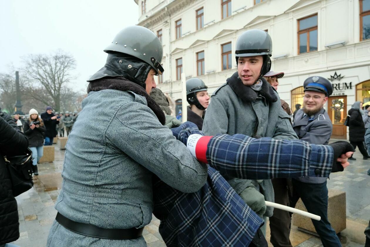  Rekonstrukcja wprowadzenia stanu wojennego (zdjęcie 20) - Autor: DW