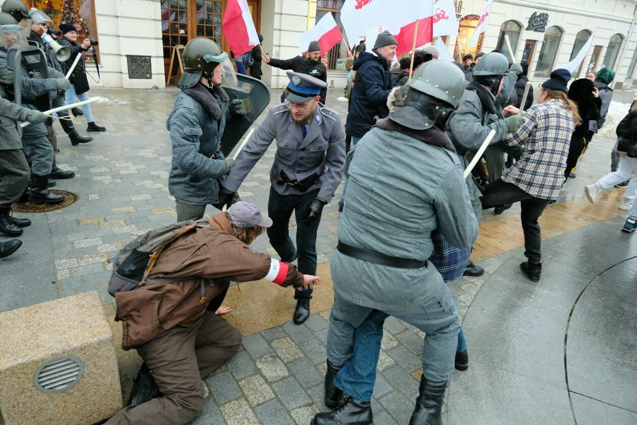  Rekonstrukcja wprowadzenia stanu wojennego (zdjęcie 24) - Autor: DW