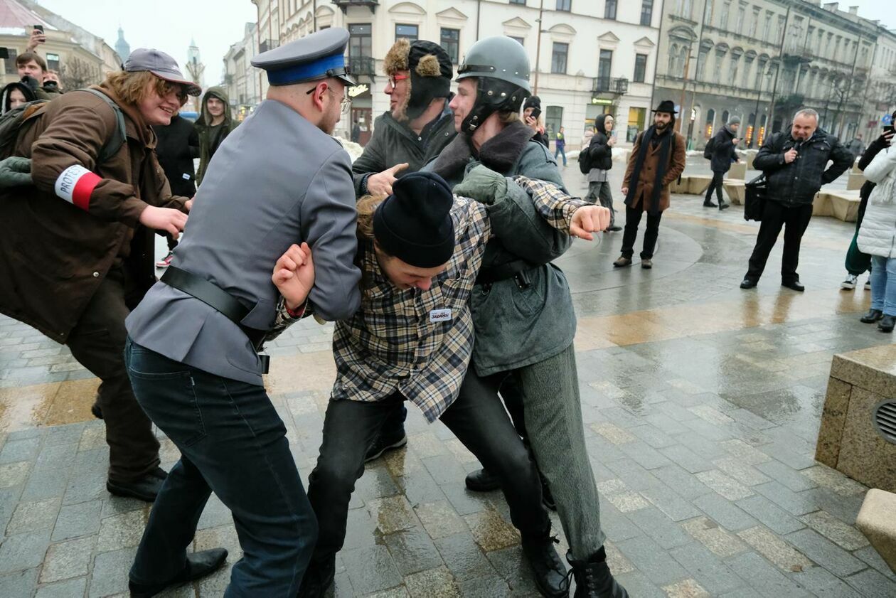  Rekonstrukcja wprowadzenia stanu wojennego (zdjęcie 25) - Autor: DW