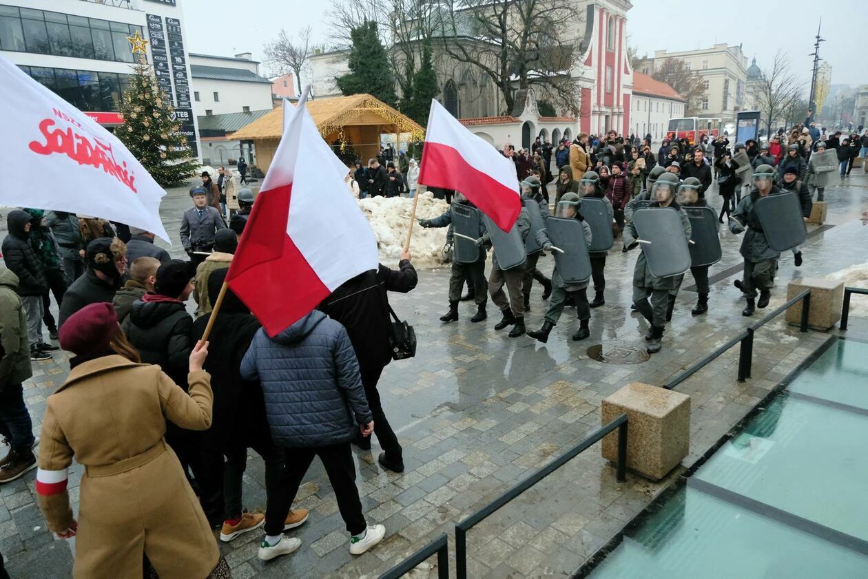  Rekonstrukcja wprowadzenia stanu wojennego (zdjęcie 14) - Autor: DW