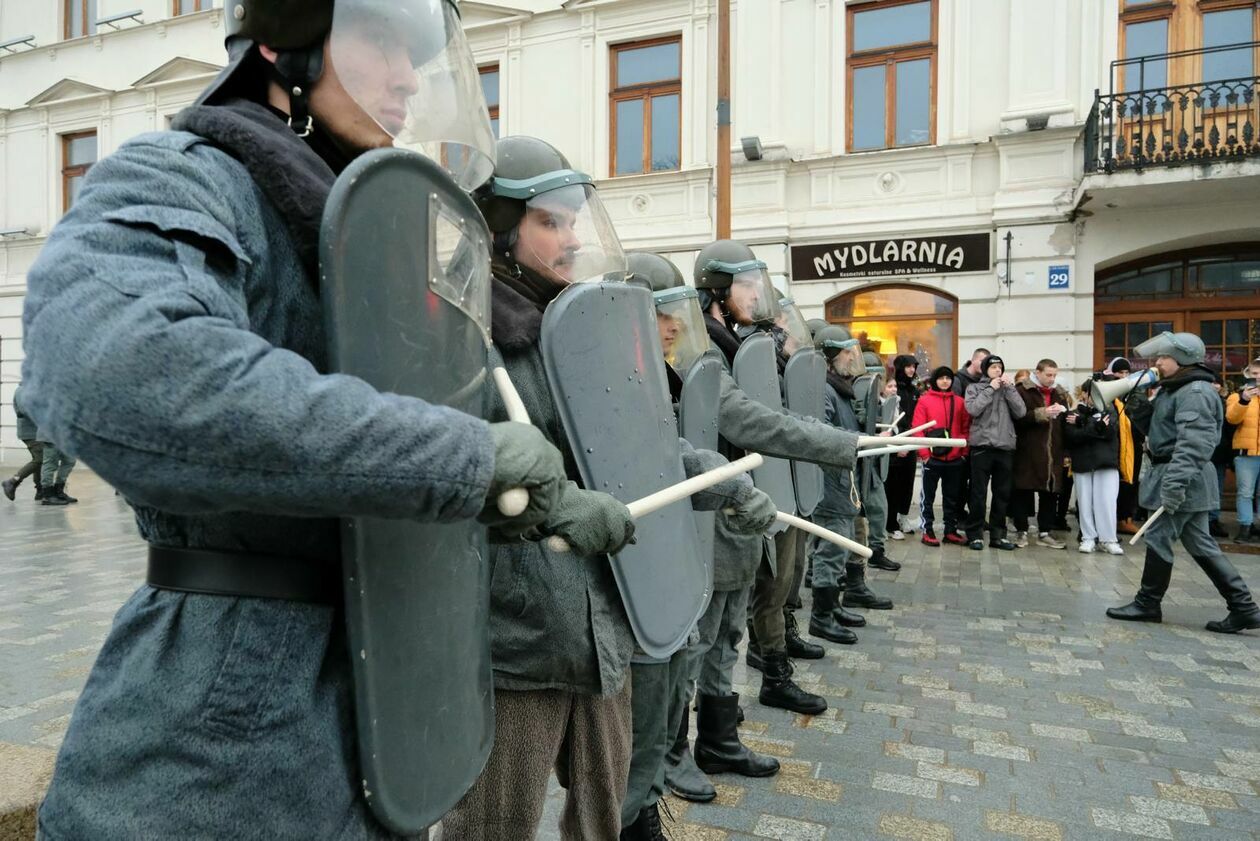  Rekonstrukcja wprowadzenia stanu wojennego (zdjęcie 18) - Autor: DW