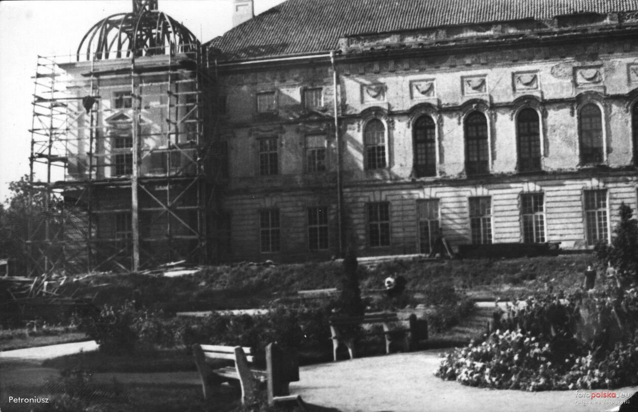  <p>Lata 1950-1955. Odbudowa pałacu Sanguszk&oacute;w w Lubartowie, widok z ogrodu</p>
