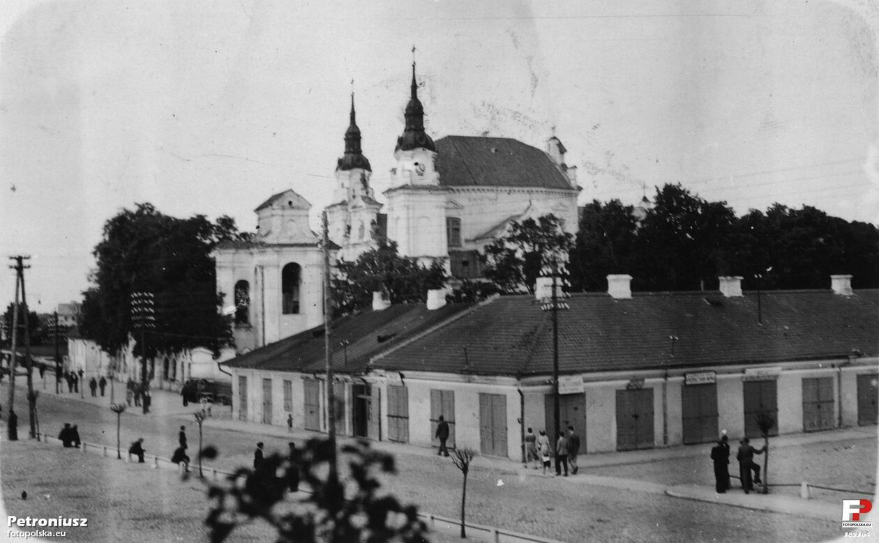  <p>Lata 1960-1969. Bazylika św. Anny w Lubartowie. Na pierwszym planie pawilon z kramami, obecnie, po przebudowie i częściowym wyburzeniu, pawilon handlowo-usługowy</p>