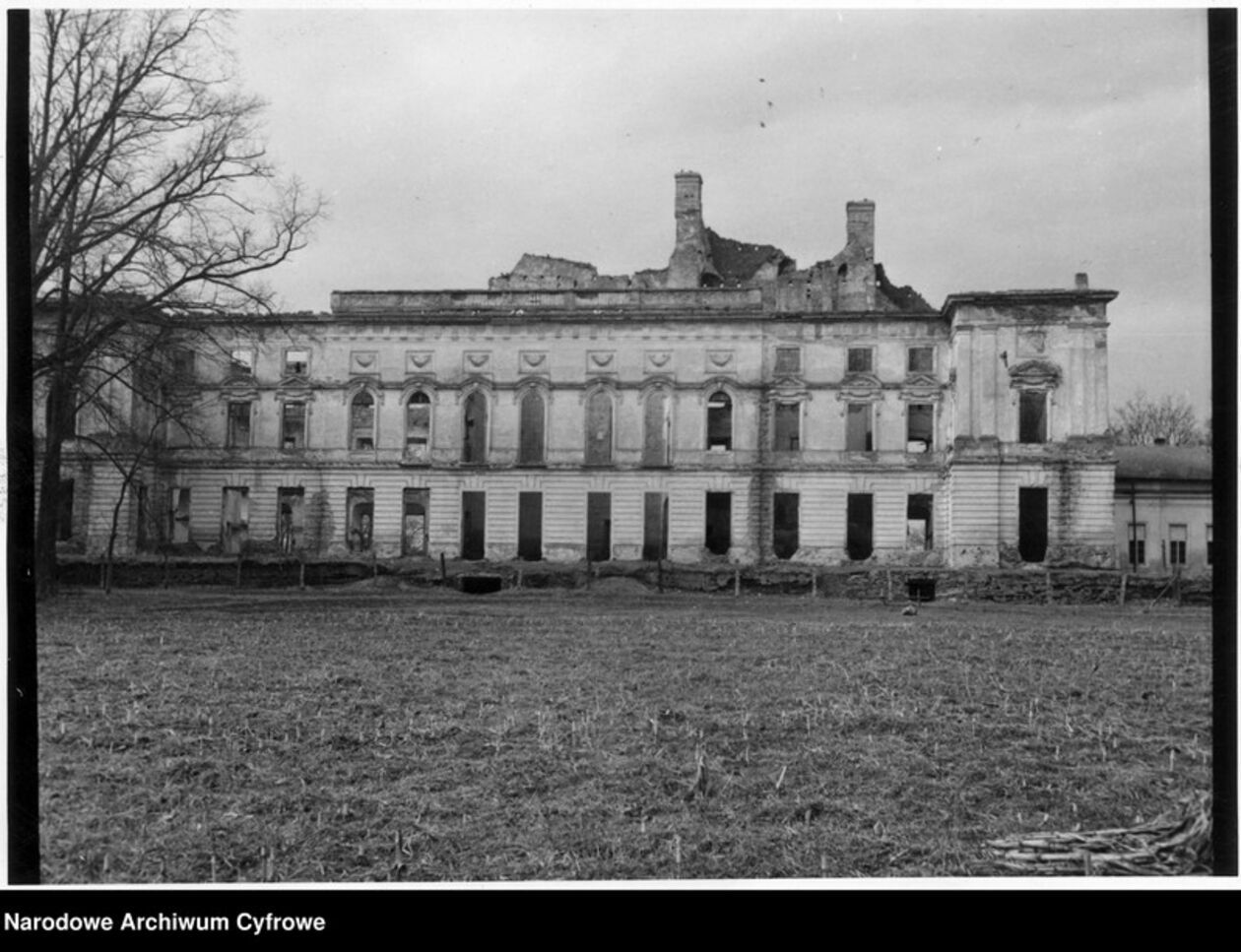  <p>Zniszczony Pałac Sanguszk&oacute;w. Rok 1943</p>