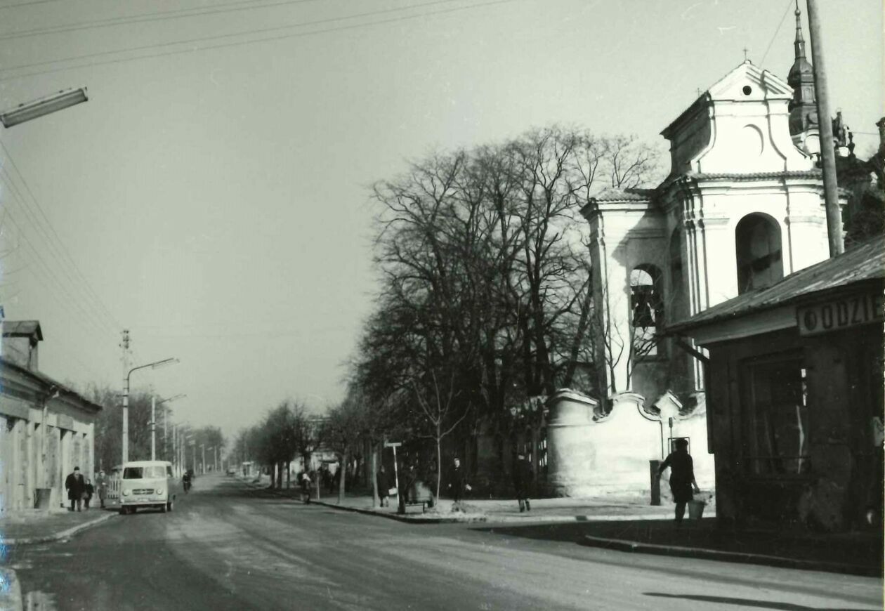  <p>ul. Słowackiego, widok z Rynku I ku p&oacute;łnocy, w tle kości&oacute;ł parafialny</p>