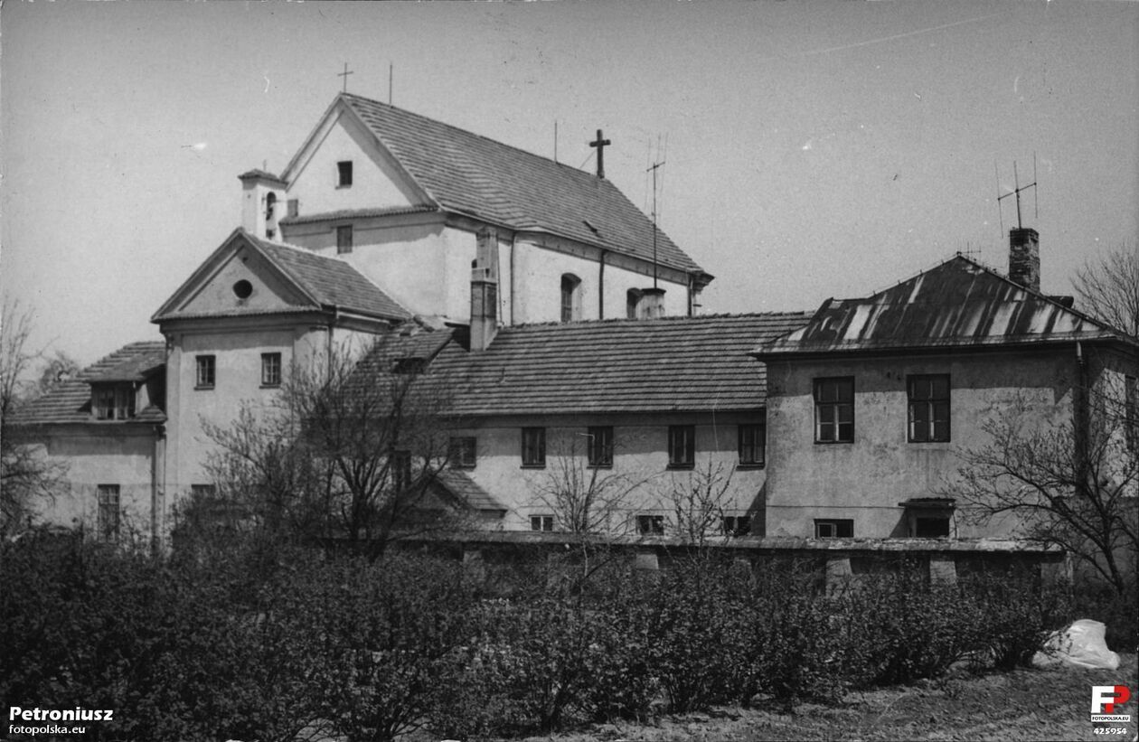  <p>Lata 1960-1969. Klasztor oo. Kapucyn&oacute;w w Lubartowie - widok od strony ogrodu</p>