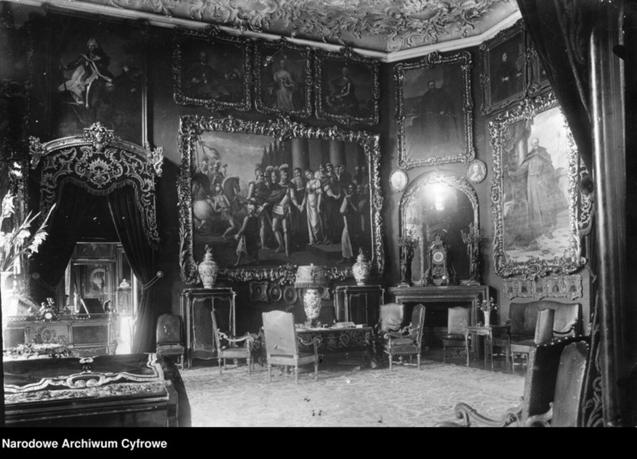  <p>Kozł&oacute;wka. Pałac Zamoyskich. Wnętrze gł&oacute;wnej sali na pierwszym piętrze w 1920 r.</p>