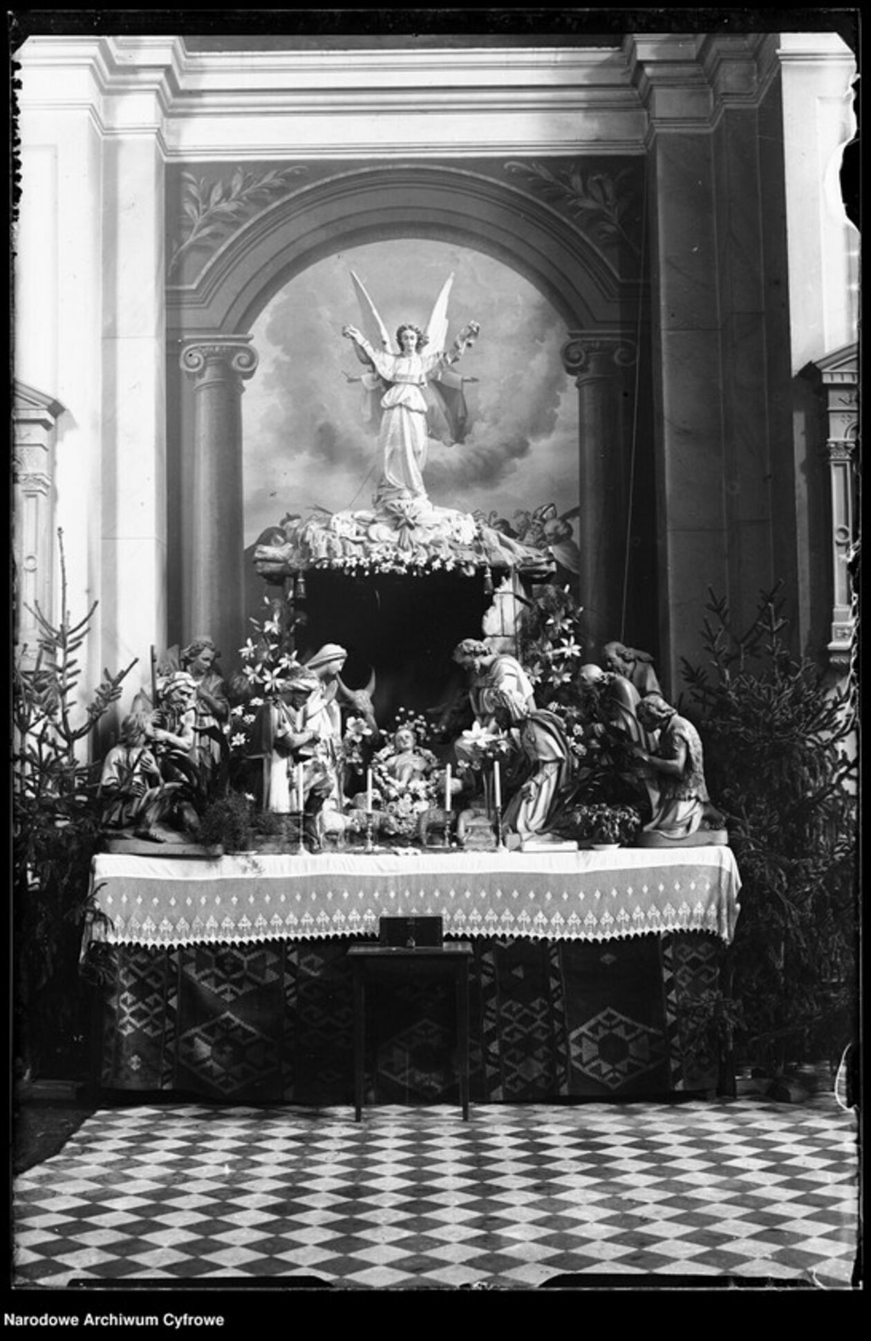  <p>Szopka Bożonarodzeniowa w kościele, 1935 r.</p>