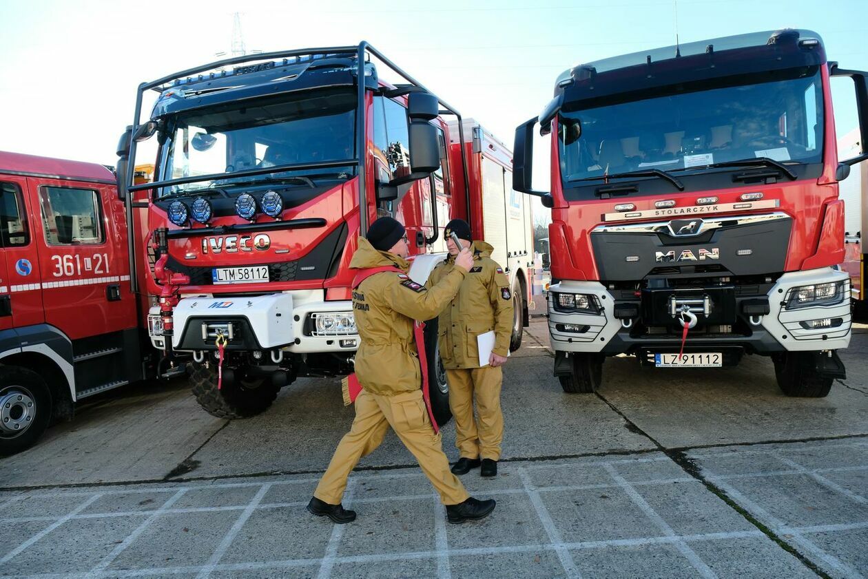  Przekazanie pojazdów dla komend Państwowej Straży Pożarnej (zdjęcie 7) - Autor: DW
