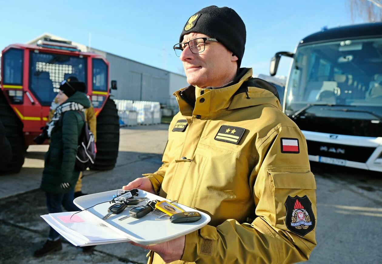  Przekazanie pojazdów dla komend Państwowej Straży Pożarnej (zdjęcie 12) - Autor: DW