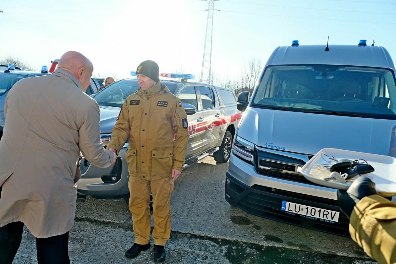  Przekazanie pojazdów dla komend Państwowej Straży Pożarnej (zdjęcie 17) - Autor: DW