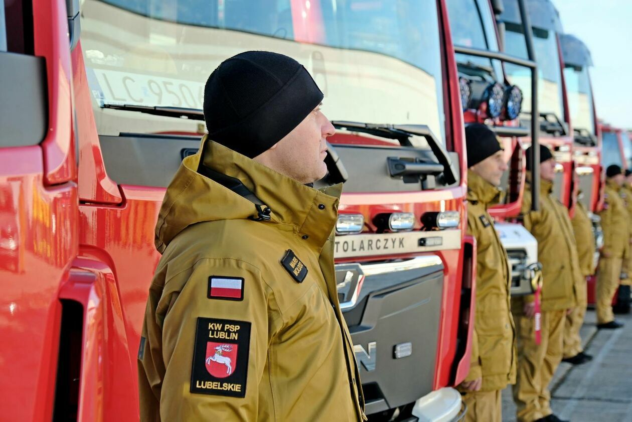  Przekazanie pojazdów dla komend Państwowej Straży Pożarnej (zdjęcie 26) - Autor: DW