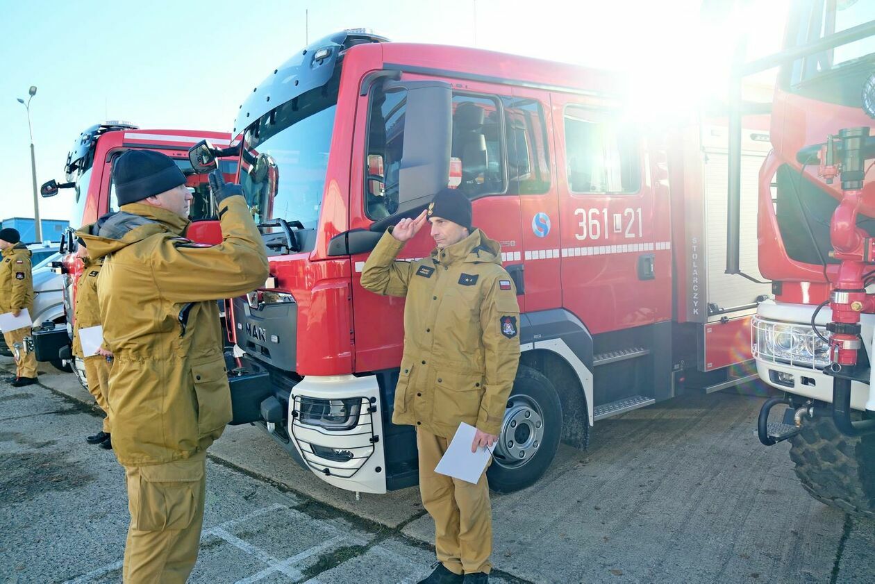  Przekazanie pojazdów dla komend Państwowej Straży Pożarnej (zdjęcie 14) - Autor: DW