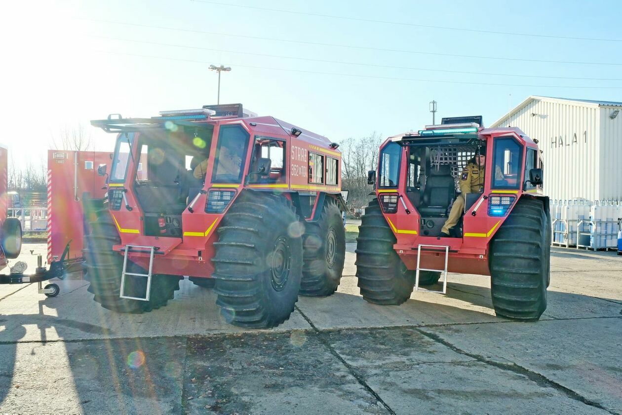  Przekazanie pojazdów dla komend Państwowej Straży Pożarnej (zdjęcie 4) - Autor: DW