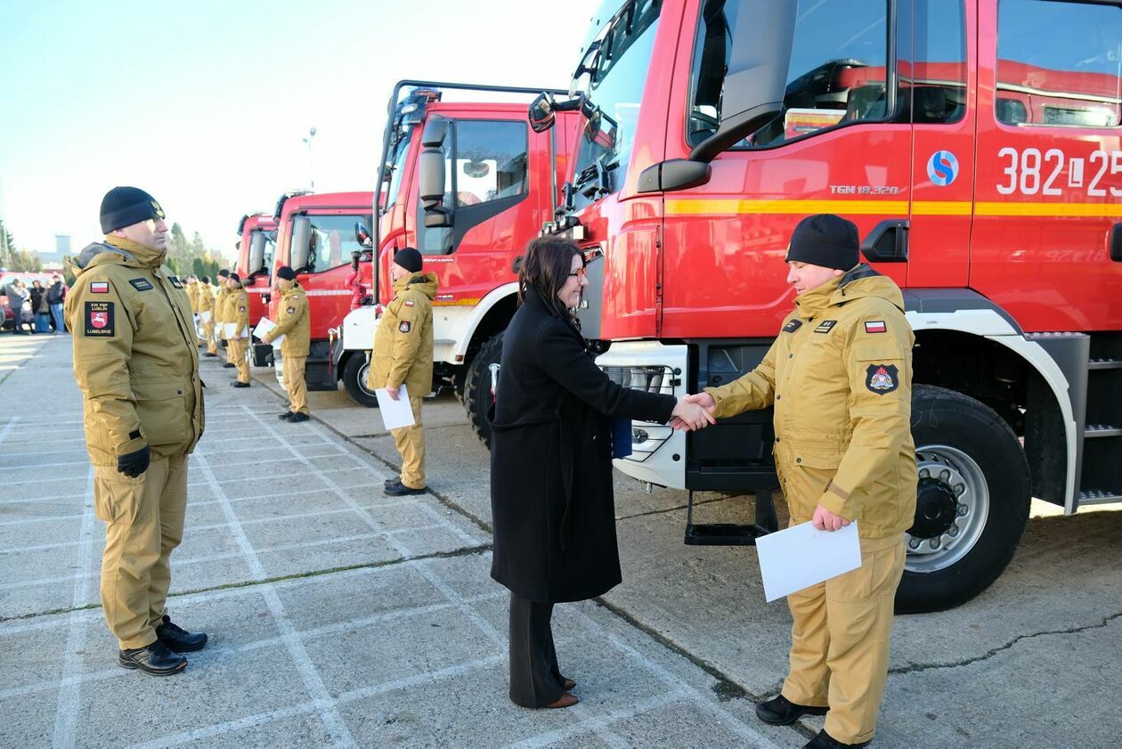  Przekazanie pojazdów dla komend Państwowej Straży Pożarnej (zdjęcie 13) - Autor: DW