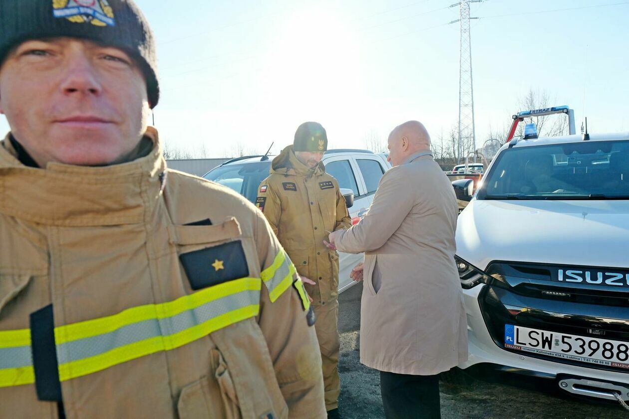  Przekazanie pojazdów dla komend Państwowej Straży Pożarnej (zdjęcie 20) - Autor: DW