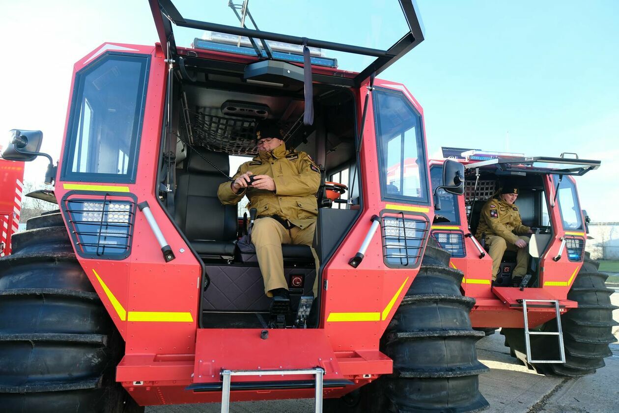  Przekazanie pojazdów dla komend Państwowej Straży Pożarnej (zdjęcie 6) - Autor: DW