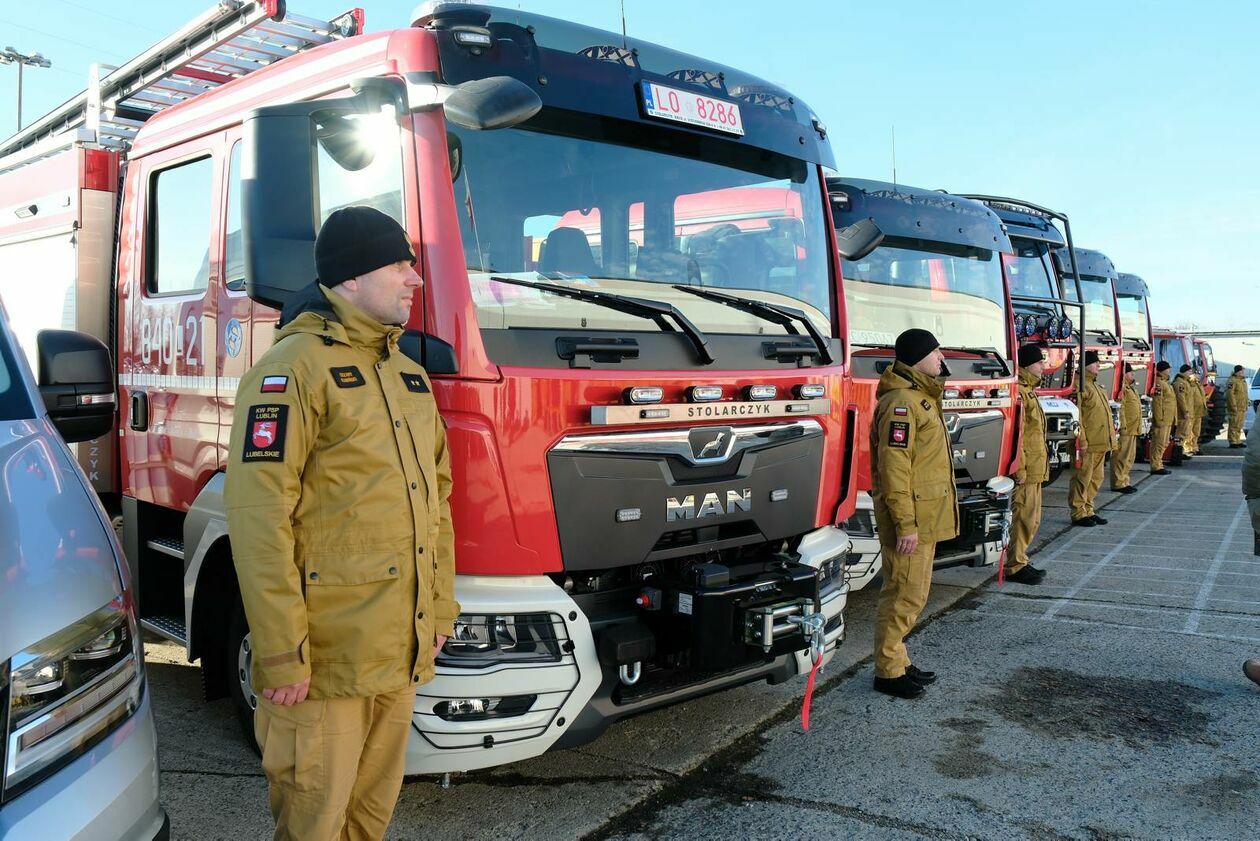  Przekazanie pojazdów dla komend Państwowej Straży Pożarnej (zdjęcie 27) - Autor: DW