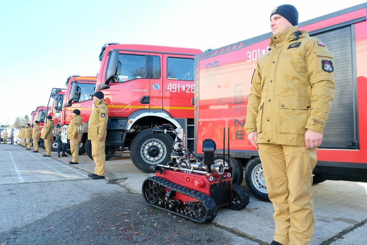  Przekazanie pojazdów dla komend Państwowej Straży Pożarnej (zdjęcie 28) - Autor: DW