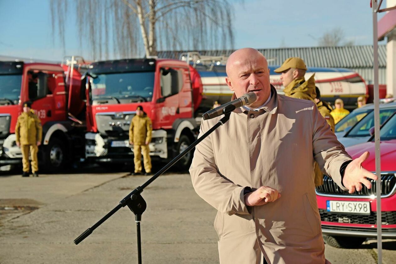 Przekazanie pojazdów dla komend Państwowej Straży Pożarnej