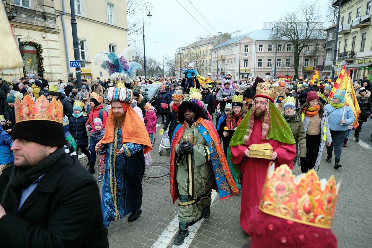  Orszak Trzech Króli przeszedł ulicami Lublina (zdjęcie 25) - Autor: DW