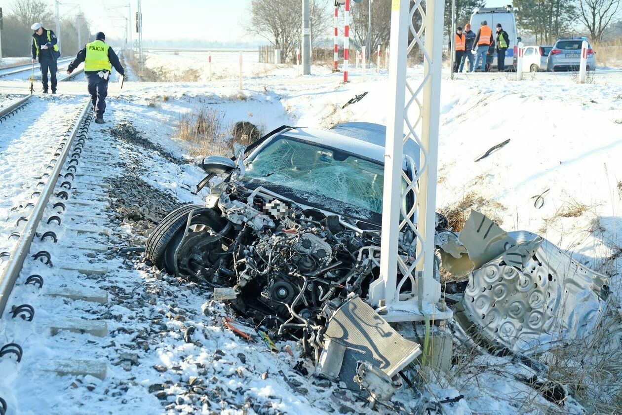  Wypadek na przejeździe kolejowym przy ul Letniskowej (zdjęcie 9) - Autor: DW