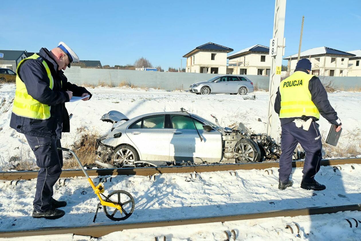  Wypadek na przejeździe kolejowym przy ul Letniskowej (zdjęcie 4) - Autor: DW