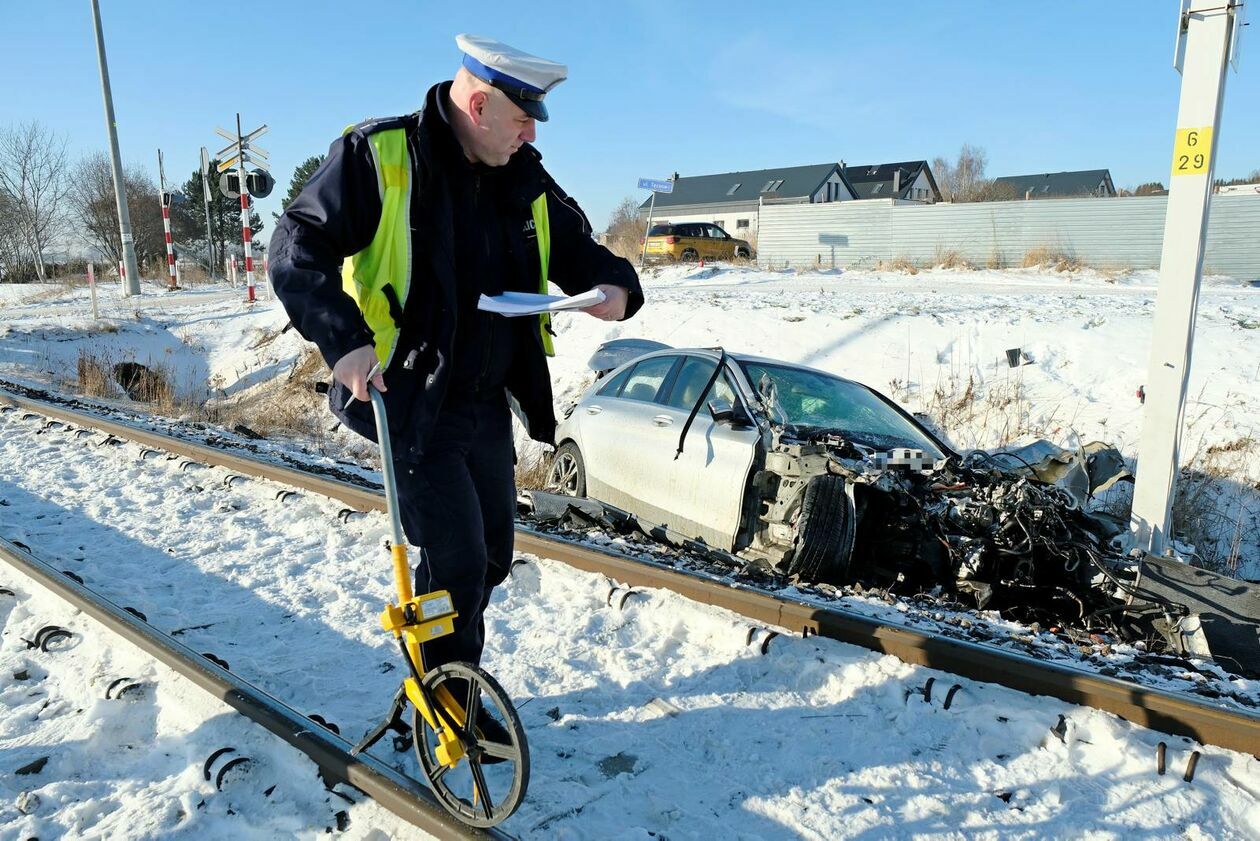 Wypadek na przejeździe kolejowym przy ul Letniskowej - Autor: DW
