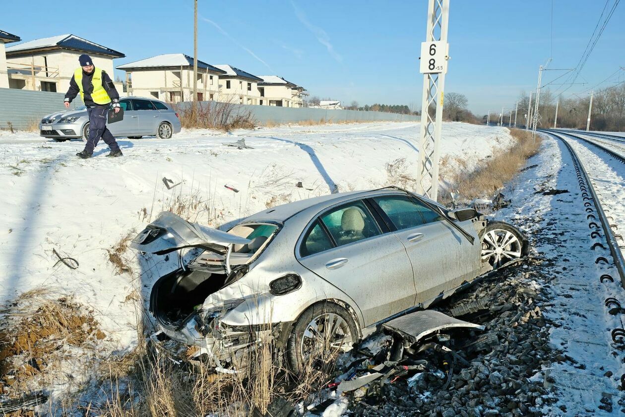  Wypadek na przejeździe kolejowym przy ul Letniskowej (zdjęcie 7) - Autor: DW