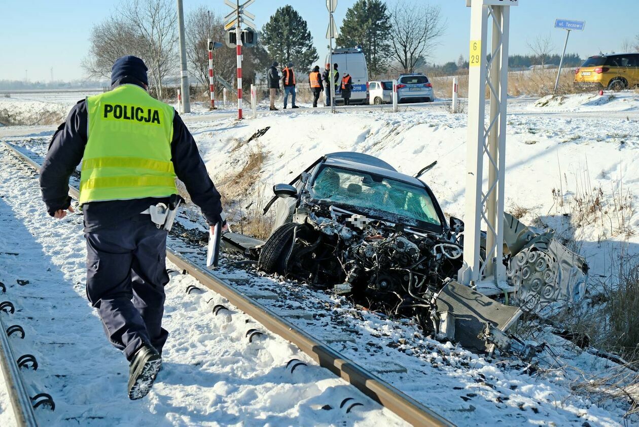  Wypadek na przejeździe kolejowym przy ul Letniskowej (zdjęcie 10) - Autor: DW
