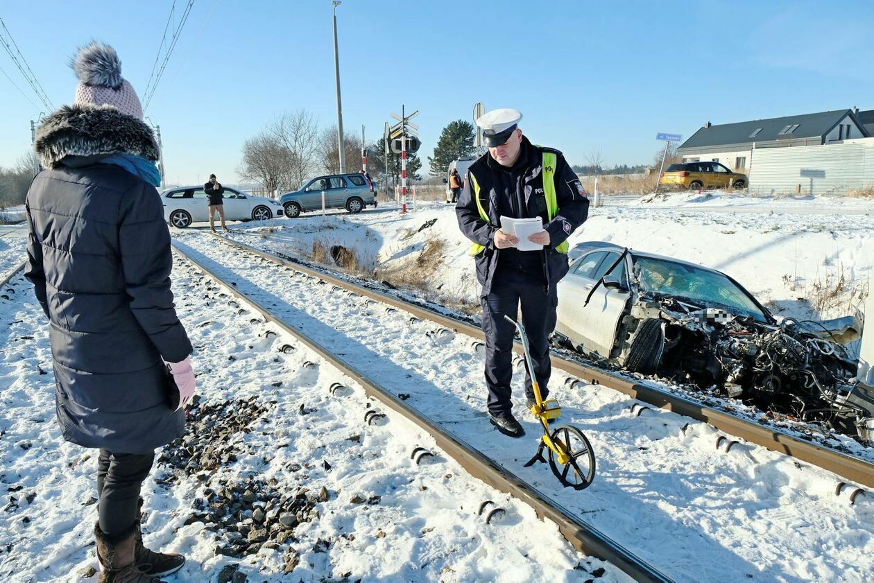  Wypadek na przejeździe kolejowym przy ul Letniskowej (zdjęcie 3) - Autor: DW