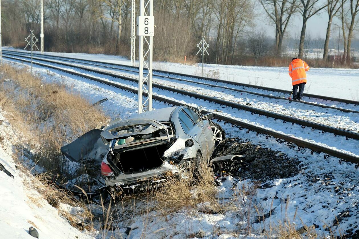  Wypadek na przejeździe kolejowym przy ul Letniskowej (zdjęcie 13) - Autor: DW
