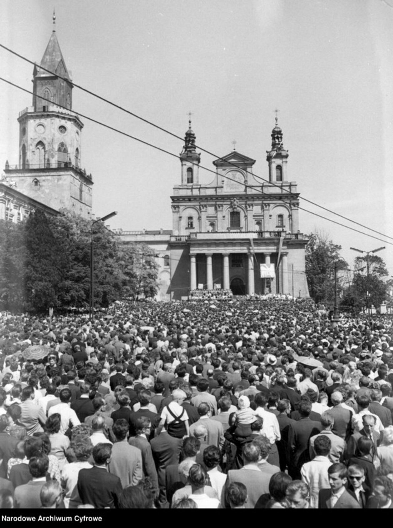  <p>Plac przed katedrą Świętego Jana Chrzciciela i Świętego Jana Ewangelisty wypełniony uczestnikami uroczystości (1966 r.).</p>