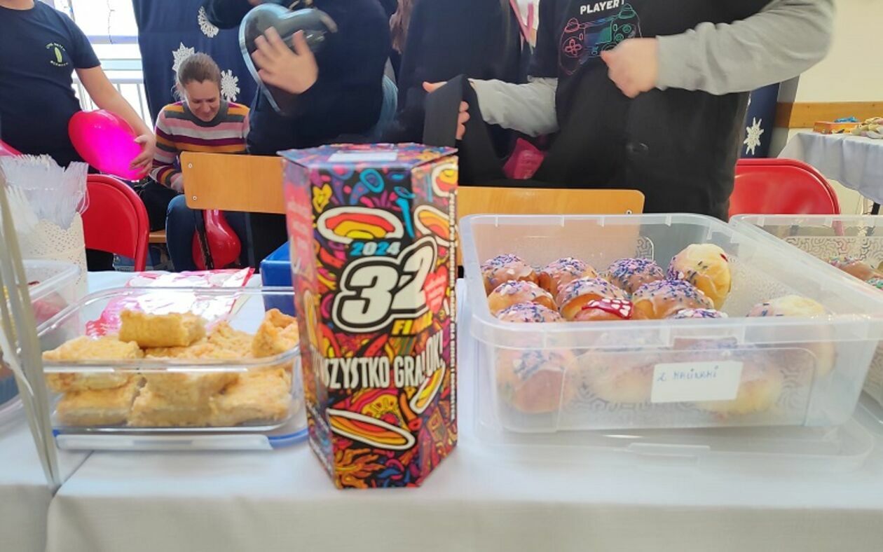  Kiermasz słodyczy w Szkole Podstawowej nr 7 w Świdniku (zdjęcie 4) - Autor: SP nr 7 w Świdniku