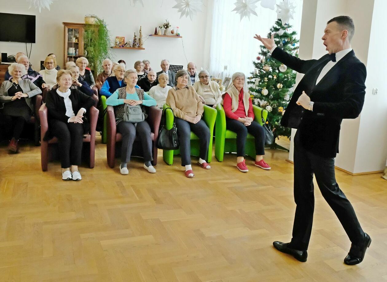  Dzień Babci i Dziadka w Centrum Dziennego Pobytu dla Seniorów nr 4 (zdjęcie 8) - Autor: DW