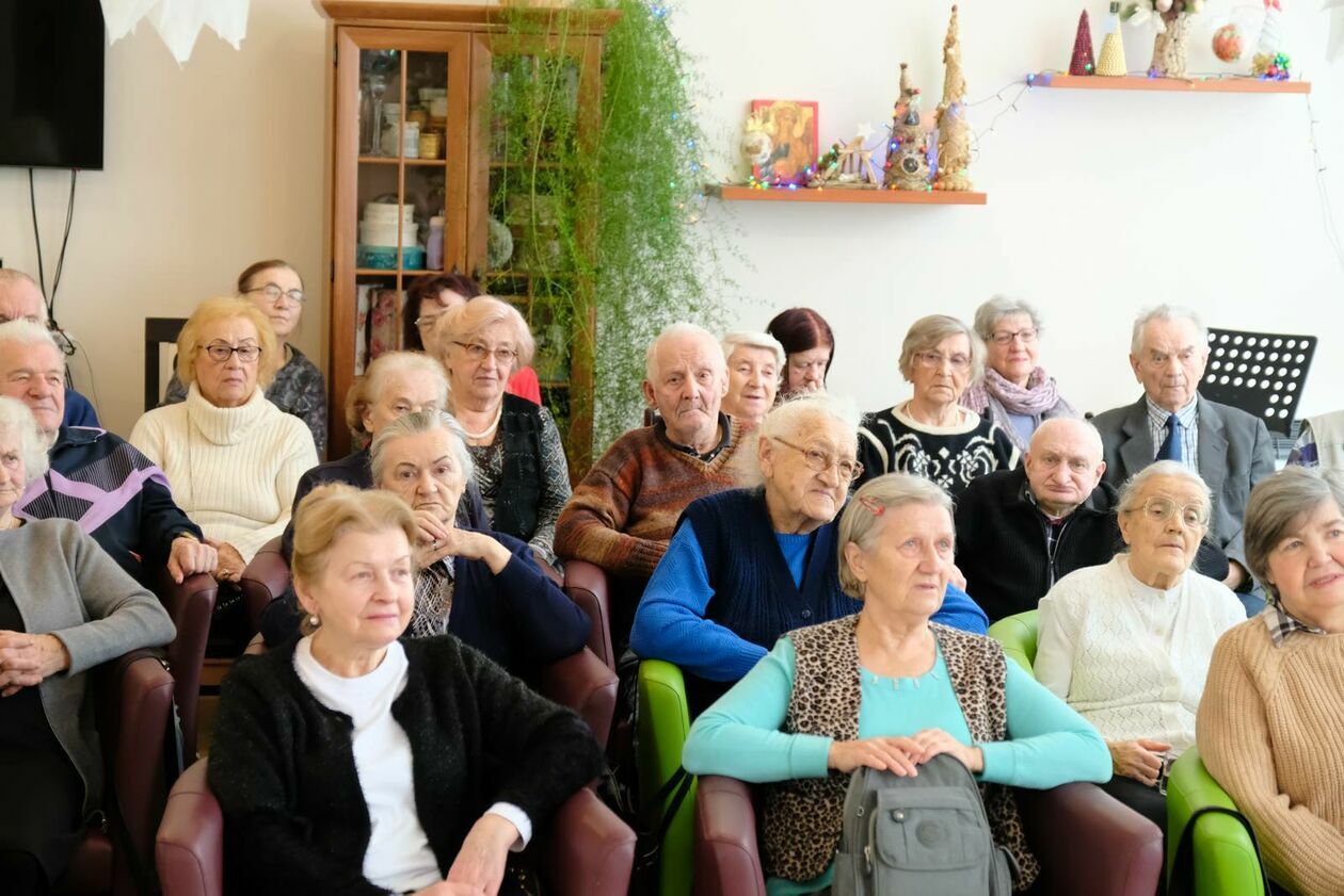  Dzień Babci i Dziadka w Centrum Dziennego Pobytu dla Seniorów nr 4 (zdjęcie 4) - Autor: DW