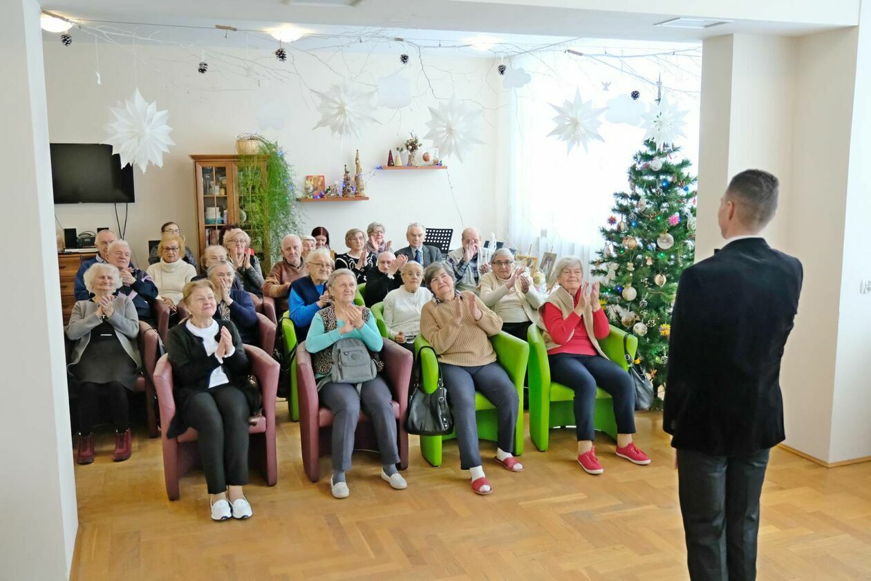  Dzień Babci i Dziadka w Centrum Dziennego Pobytu dla Seniorów nr 4 (zdjęcie 9) - Autor: DW