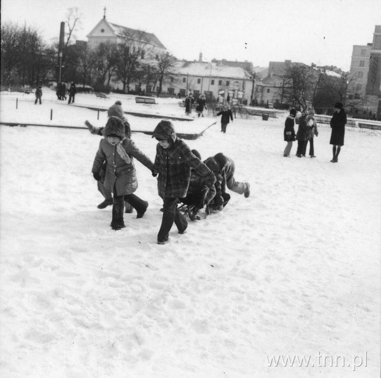 <p>Dzieci z sankami na Placu Litewskim.</p>