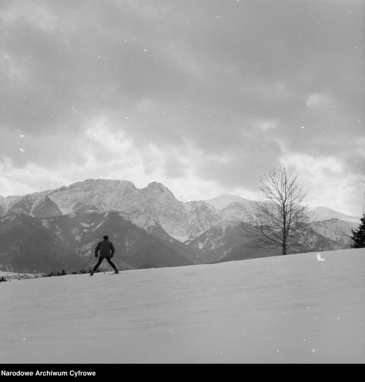  <p>Narciarz na stoku Gubał&oacute;wki. W tle widoczny Giewont.</p>