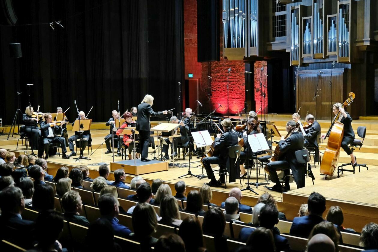  Filharmonia - koncert symfoniczny z okazji 80-lecia UMCS (zdjęcie 22) - Autor: DW