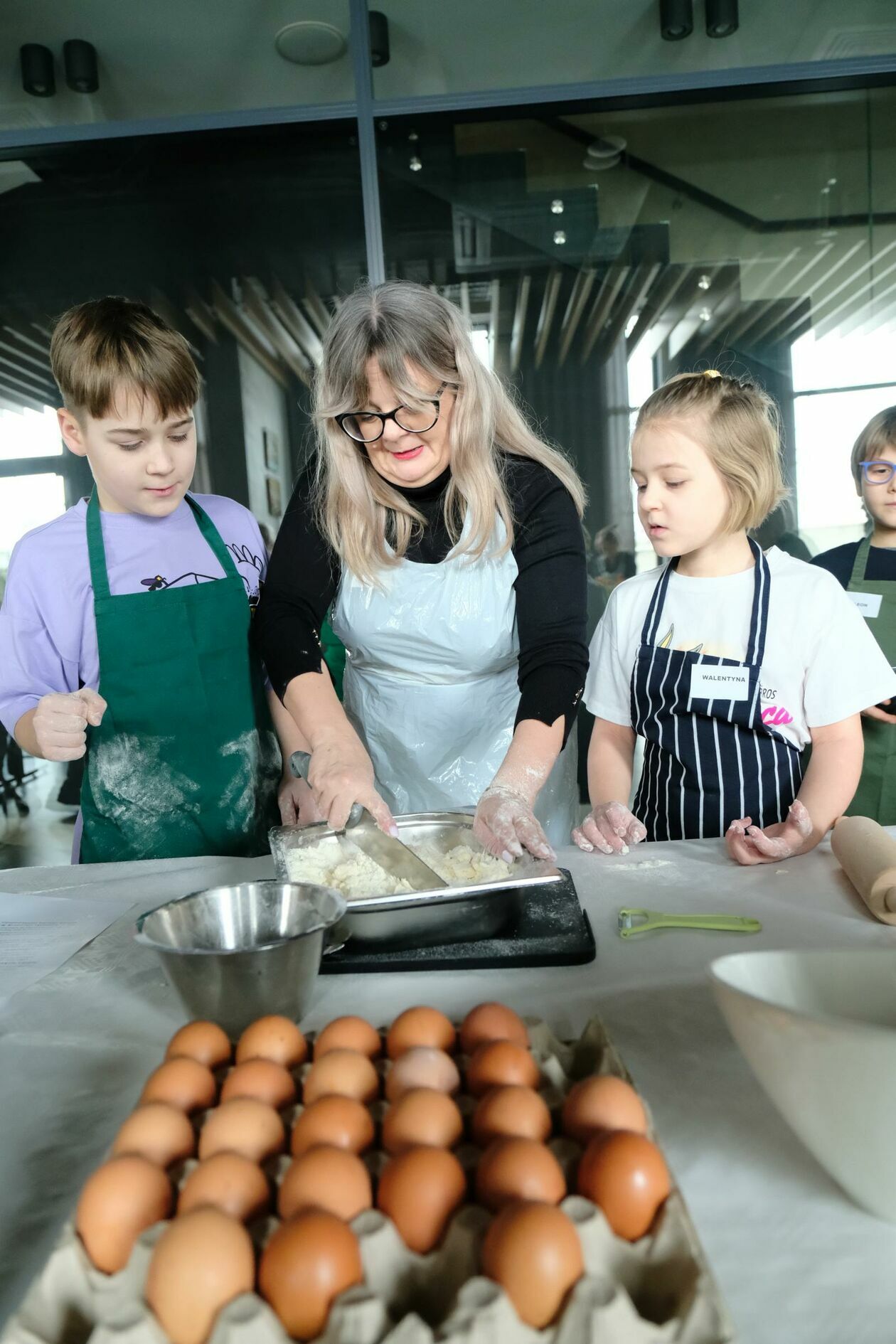  Międzypokoleniowe warsztaty kulinarne dla najmłodszych oraz ich babć i dziadków (zdjęcie 16) - Autor: DW