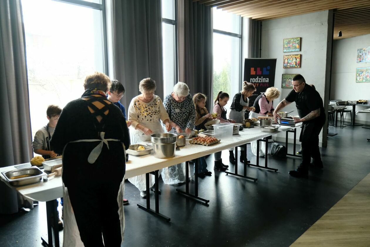  Międzypokoleniowe warsztaty kulinarne dla najmłodszych oraz ich babć i dziadków (zdjęcie 27) - Autor: DW