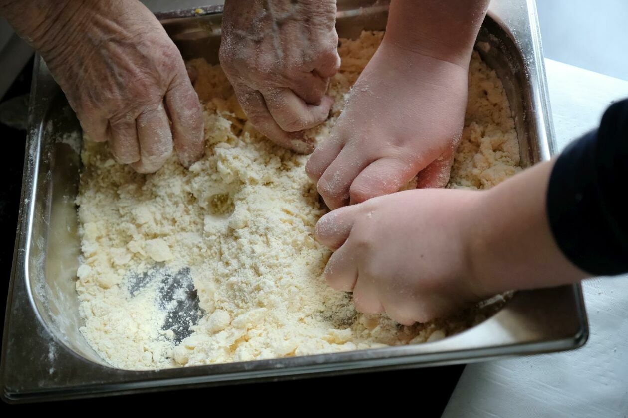  Międzypokoleniowe warsztaty kulinarne dla najmłodszych oraz ich babć i dziadków (zdjęcie 18) - Autor: DW