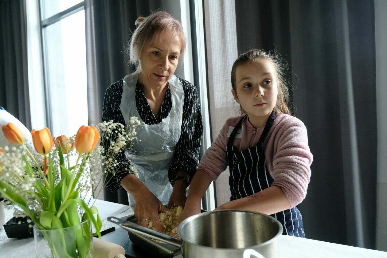  Międzypokoleniowe warsztaty kulinarne dla najmłodszych oraz ich babć i dziadków (zdjęcie 19) - Autor: DW