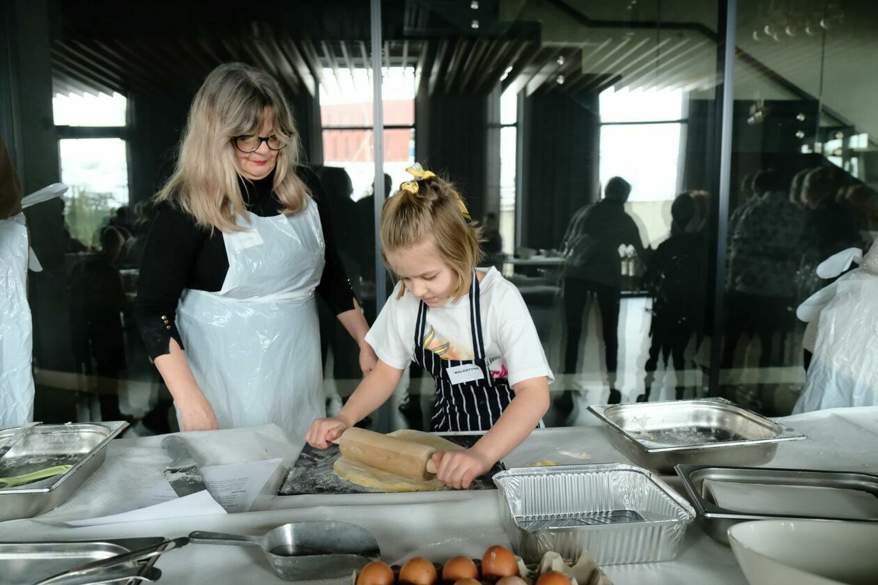  Międzypokoleniowe warsztaty kulinarne dla najmłodszych oraz ich babć i dziadków (zdjęcie 35) - Autor: DW