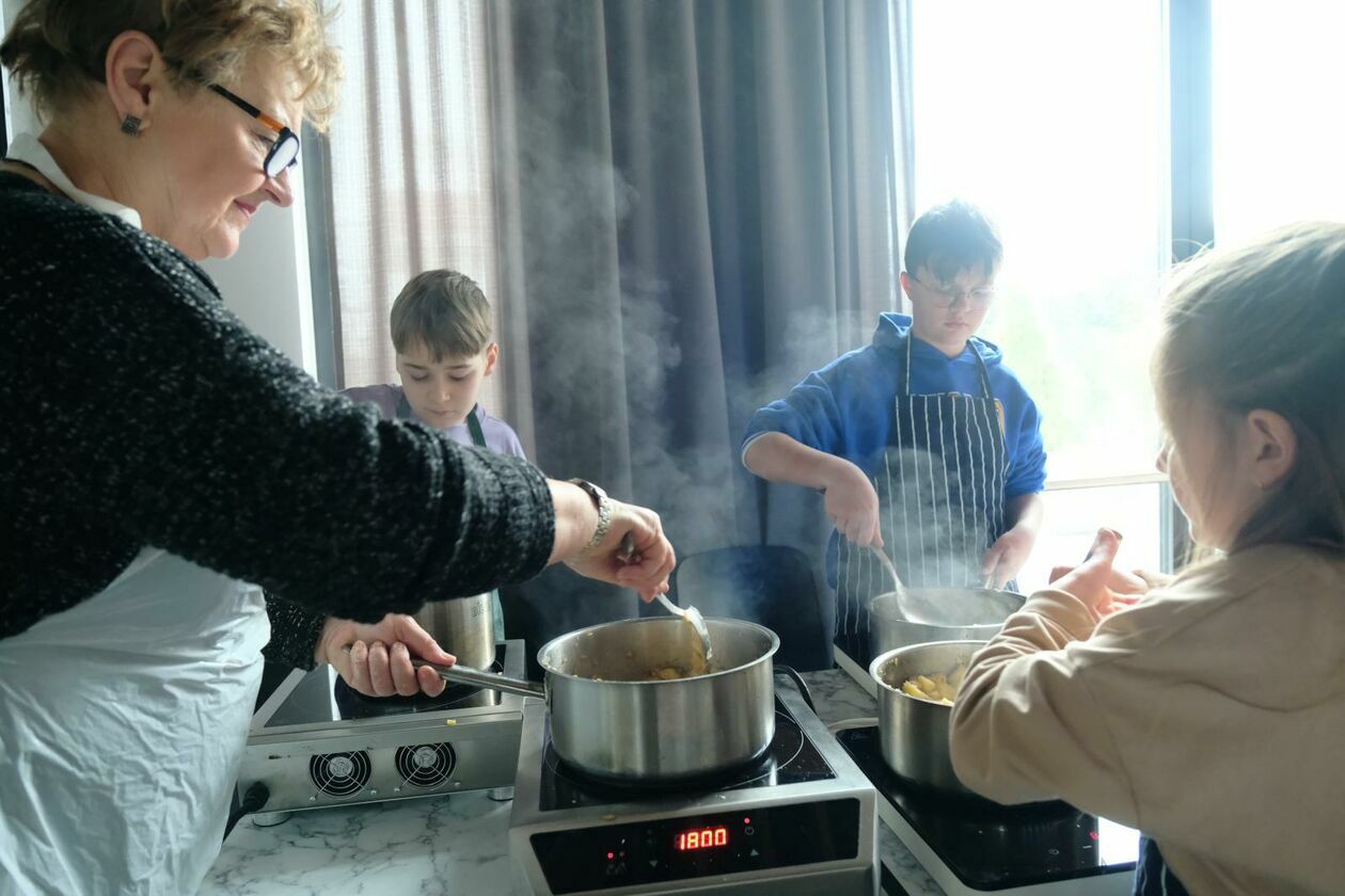  Międzypokoleniowe warsztaty kulinarne dla najmłodszych oraz ich babć i dziadków (zdjęcie 37) - Autor: DW